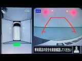 【アラウンドビューモニター】まるでクルマを真上から見ているようなアラウンドビューモニターで運転をサポート。運転席から見えにくい車の四隅や後方もモニターでしっかり見えます。