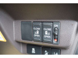 【パワースライドドアスイッチ】運転席から、後部座席の開け閉めが可能なボタンです!ワンプッシュで作動するので、手が塞がっている人などサポートに便利ですね♪
