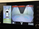 パノラミックビューモニターを装備。駐車場や交差点でクルマを真上から見るように周囲を確認できます。機能の詳細は販売店スタッフまでおたずねください。