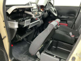 【グローブボックス】車検証や保険証、保険関連書類、整備用グローブなどの必要書類・小物を、助手席から運転席へすぐに取り出せる場所に整理して保管できます。車内の小物整理に役立ちます!