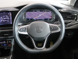 Volkswagen全車共通の上質な本革を使用した手触りのしっとりとしたステアリングです。唯一素肌が触れるハンドルは上位モデルと同じ握り心地になっております。