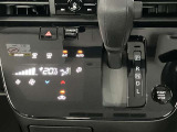 段差のないパネルスイッチのオートエアコン付きです。予め温度設定すれば後はセンサーが感知して設定温度を保ってくれますので快適なドライブが楽しめます。雨の日のガラスの曇りもなく安全な運転ができます。
