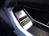 今や必須装備となったETC装着済。スマホや携帯音楽プレーヤーなどの外部機器を接続できる入力端子です
