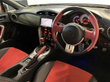 高いホールド性で運転姿勢が安定します。長距離ドライブでも疲れにくいのが魅力です。快適なドライビングライフをお送りください♪