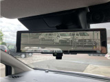インテリジェントルームミラー☆後席に乗っている人や、大きな荷物を載せていると見にくくなりがちな後方視界。。こちらは車両後方のカメラ映像をミラーに映すので、天候にも影響されないクリアな後方視界を実現☆