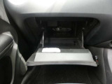 助手席前グローブボックス。色々な物の収納にお使い下さい