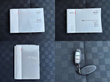 各取り扱い説明書、整備手帳、スマートキー2本つきです。