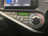 【オートエアコン】一度お好みの温度に設定すれば、車内の温度を検知し風量や温度を自動で調整。暑い&hellip;寒い&hellip;と何度もスイッチ操作をする必要はありません。快適な車内空間には必須の機能ですね♪