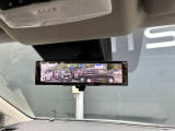 ルームミラーには、上から丸見えアラウンドビューモニターが写るので駐車が苦手な方には便利な装備になりますね♪