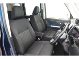 しっかりとしていて上質な座り心地のシートです。 座り心地も良くて長時間の運転も快適ですよ。 肌触りの良いシートが評判です。