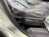 運転席にはシートアジャスター付きです。