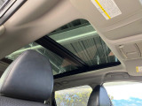 【パノラマルーフ】大型のガラスルーフ搭載で車内の解放感が一気にアップ!開放的なドライブをお楽しみいただけます。