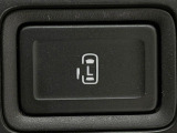 【パワースライドドア】スマートキーや運転席のスイッチでスライドドアの開閉が可能♪電動だから力を入れてドアを開ける必要が無く、小さいお子様でも、重い荷物を持っている時もラクに開け閉めできます♪