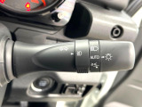 【オートライト】周りの明るさに応じて自動でヘッドライトの点灯・消灯ができる機能です!ライトの付け忘れ・消し忘れなどが無くなり、雨の日や夕方の走行も安心!トンネル通過時も便利ですね♪