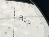 【ブラインドスポットモニター】走行中、ドアミラーの死角になりやすい箇所に後続車が接近するとサイドミラーのレンズに警告を表示!ドライバーに注意喚起をしてくれます。