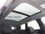 屋根一面まるごととも言える特大サイズのチルトアップ機構付電動パノラマ・ガラス・サンルーフ。晴天時はもちろん、雨天・曇天時にもシェードを開けることで常に開放的な車内空間を実現させてくれます。