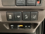 衝突の危険がある時に警告してくれる衝突軽減ブレーキ。車線を外れそうな時に警告し、ステアリング制御してくれる路外逸脱制御機能搭載!
