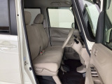 フロントシートはベンチシートです。ベンチシ―トは運転席と助手席の移動もスムーズ!狭い駐車場での乗り降りに便利です。シートの間にコンソールボックスやドリンクホルダーがないため、車内空間も広く感じます