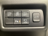 運転席脇のクラスタースイッチ部分にはカメラ切り替えスイッチ、パーキングセンサー、その他走行系スイッチを集中配置しております。