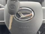 【キーレス】少し離れた場所からでもボタン一つでドアの開錠・施錠ができるのでとっても便利!ドアの鍵穴周りに傷をつけることもありません♪