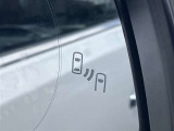 車線変更時の死角をサポート!接近しているクルマの存在を教えてくれるブラインドスポットモニター!
