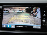 バックカメラの画像です。ガイドラインがスムースな車庫入れをサポートいたします。車庫入れの安心感がアップしますね。