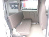 座席を降りたためば、あっという間に広々とした荷室に早変わり。軽い力でサッと倒せる設計で、急な荷物の増量にも即座に対応できます。