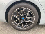 【BMWアロイホイル】軽量かつ強度に拘ったアロイホイル。走行性能ポテンシャルを引き出す設計。車の足元を引き締めてくれる大きなポイントはアロイホイルです。