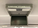 天井にリア席モニターが付いています。ナビゲーションで再生しているDVD等の映像を、後部座席の方にご覧いただくことができます。お子様にも大人気です。
