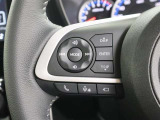 ステアリングスイッチ付き。前方から目を離すことなく操作することが可能です。