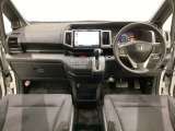 車内は光触媒抗菌消臭施工済です。インパネ周りはスタイリッシュなデザインです。グローブボックスやカップホルダーのほかにトレーなどたくさんの収納スペースが付いています。