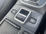 【電動パーキングブレーキ】ブレーキを踏んで停車したときにブレーキペダルから足を離しても停車状態を維持することができます。