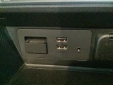 USB端子2個とAUX端子、電源の取れるアクセサリーソケットもございます。