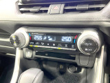 【オートエアコン】一度お好みの温度に設定すれば、車内の温度を検知し風量や温度を自動で調整。暑い&hellip;寒い&hellip;と何度もスイッチ操作をする必要はありません。快適な車内空間には必須の機能ですね♪
