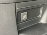 アクセサリーソケットは、電源からケーブルをつなげば、スマートフォンなどの電子機器の充電などを行うことができます!