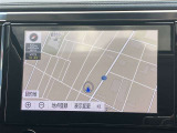 ナビ付きです。目的地を設定すれば、初めての場所でも簡単に行くことが出来ます。(音楽だって聴けちゃいます。)今や欠かせないアイテムですね。カーナビと共に楽しいカーライフを送って下さい(^0^)