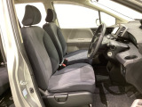 座面も厚みがあり背もたれも高く、広い足元にゆったり座れるシートです。運転席と助手席の間が空いている為、助手席側への移動がスムーズです。交通量の多い道でも助手席側から乗り降りができます。