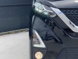 LEDヘッドランプ搭載。ヘッドランプのロービームに、発光ダイオード(LED)が使用されています。LEDヘッドランプには消費電力量が少ない、形状がコンパクト等の利点があります。
