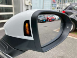 【ブラインドスポットモニター】左右斜め後ろを平行して走る車を認識し、車線変更の際に危険を察知するとドライバーへ警告を促します。夜・雨・トンネル内など走行時の環境が悪い時ほど便りになる安全装置です。