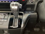CVT車のセレクトレバーです。低速から高速まで、変速ショックのないスムーズな走りを実現するとともに、エンジン効率のよい領域を維持することで燃費にも貢献します。