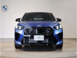 【BMWの伝統-1】BMWの特徴的な&ldquo;キドニーグリル&rdquo;は、80年以上続く伝統の形でございます。変わらないこだわりのデザインが、プレミアムブランド&ldquo;BMW&rdquo;を創り出します。