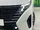 【LEDヘッドライト】悪天候や夜間走行時も良好な視界を確保し安心して運転できる高輝度LEDヘッドライトを装備!点灯速度が早く、消費電力も抑えられています。