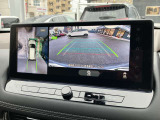 空から車を見たような「アラウンドビューモニター」!車の周りが一目で確認できるので、小さなお子様や障害物があっても安心して乗ることができます。