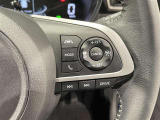 ステアリングスイッチ付きで、運転中に視線を前に向けたまま操作できます。