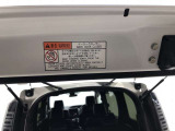 バックドアはイ-ジ-クロ-ザ-付きです。半ドア状態に閉めても車両側が全閉めにしてくれます。