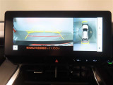 バック時の運転をサポートするバックガイドモニター&パノラミックビューモニター付き