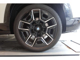 【BMWアロイホイール】軽量かつ強度に拘ったアロイホイール。走行性能ポテンシャルを引き出す設計。タイヤのサイドウォールが強化されたランフラットタイヤは、パンク時にタイヤがつぶれてもリムから外れません。