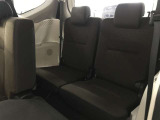 3列目シートは跳ね上げ式で折りたたみ可能です。キャンプ用品など大きな荷物もばっちり収納可能です!