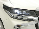 LEDヘッドライトです 消費電力も少なく寿命も長いのがLEDの特徴 HIDのような点灯のタイムラグもなくパッと明るくなるのも特徴のひとつです