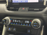 【左右独立オートエアコン】左右独立型、いわゆるデュアルエアコンです。運転席と助手席でそれぞれお好みの温度を設定可能です。